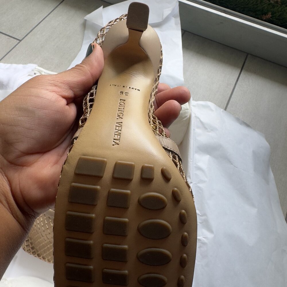 NWT BOTTEGA VENETA BEIGE STRETCH MESH PUMP - Picture 7 of 15